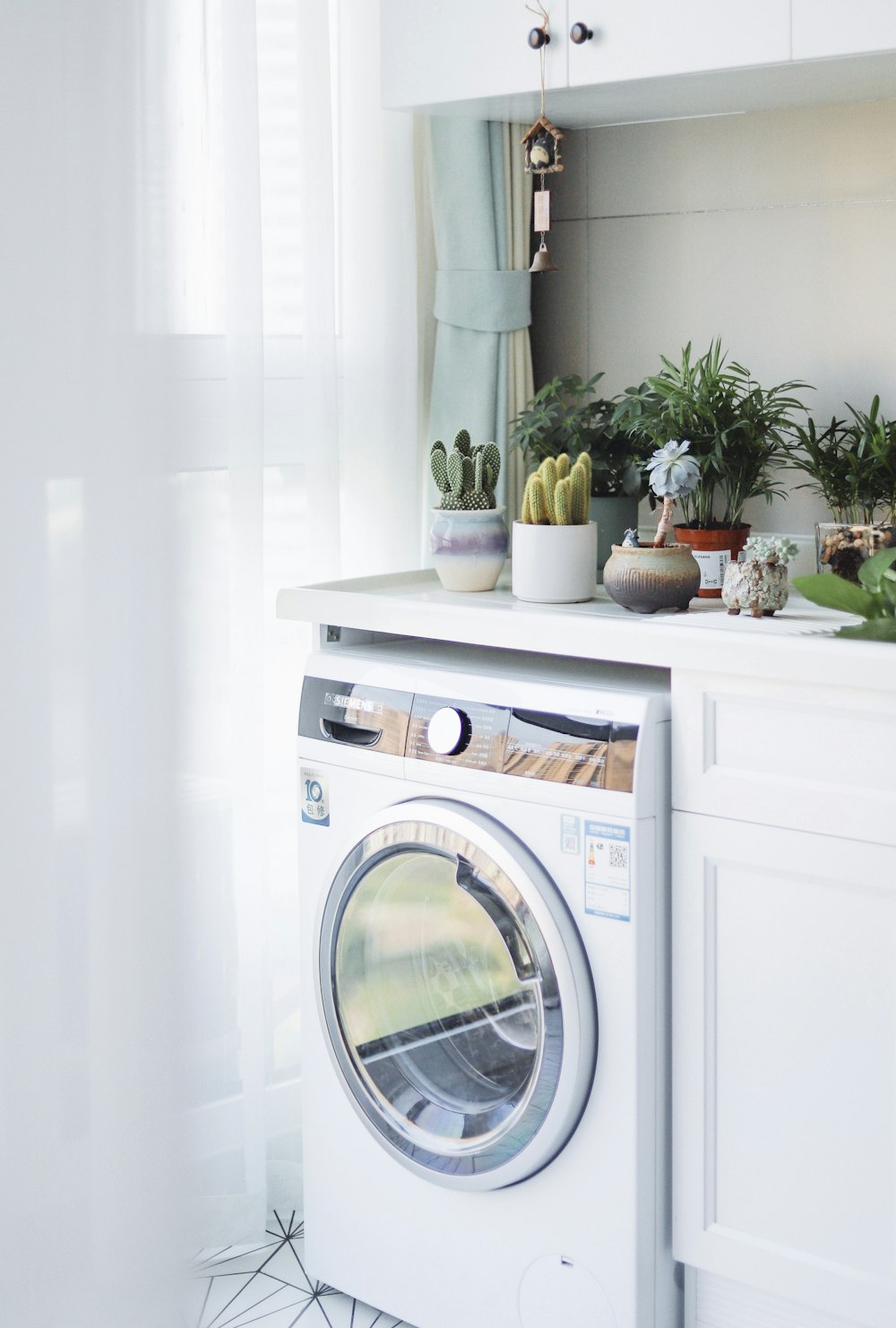 Lave-linge blanc dans une buanderie, exemple d'électroménager réparable
